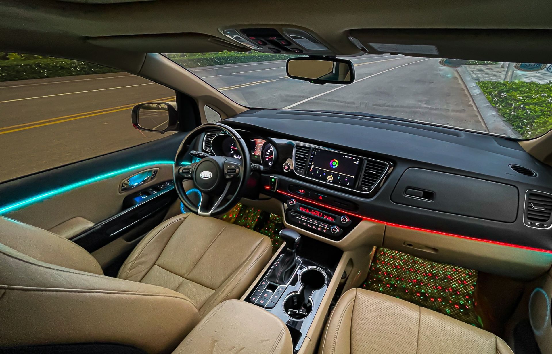 LED SÀN SAO TRÊN KIA SEDONA LIỆU CÓ LÀ THÚ VUI CHƠI LED MỚI CỦA CÁC CHỦ XẾ 2022?