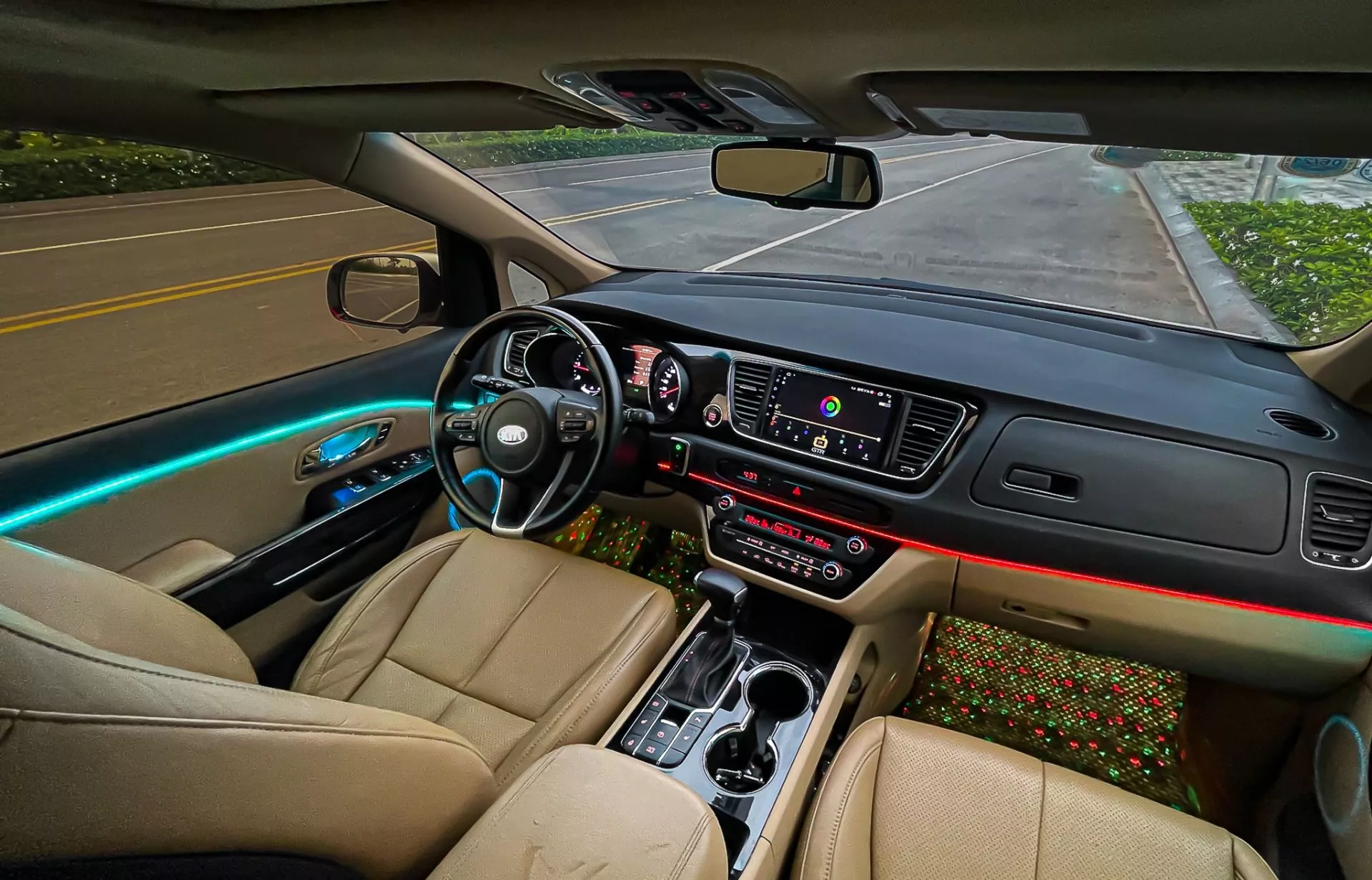 LED SÀN SAO TRÊN KIA SEDONA LIỆU CÓ LÀ THÚ VUI CHƠI LED MỚI CỦA CÁC CHỦ XẾ 2022?