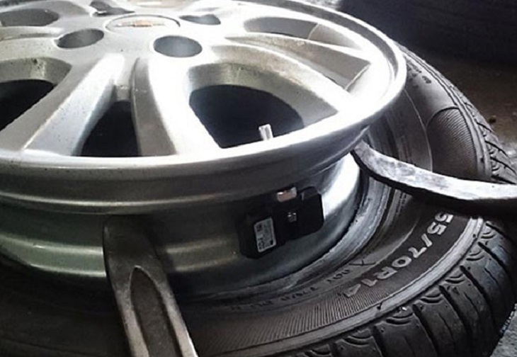 Cảm biến áp suất lốp van trong