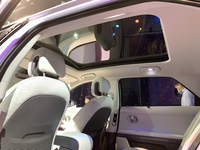 Cửa sổ trời panorama của IONIQ 5 tại triển lãm