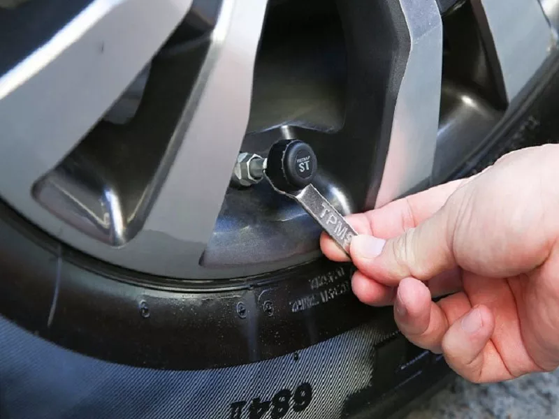 NÊN LẮP CẢM BIẾN ÁP SUẤT LỐP VAN NGOÀI HAY TRONG?