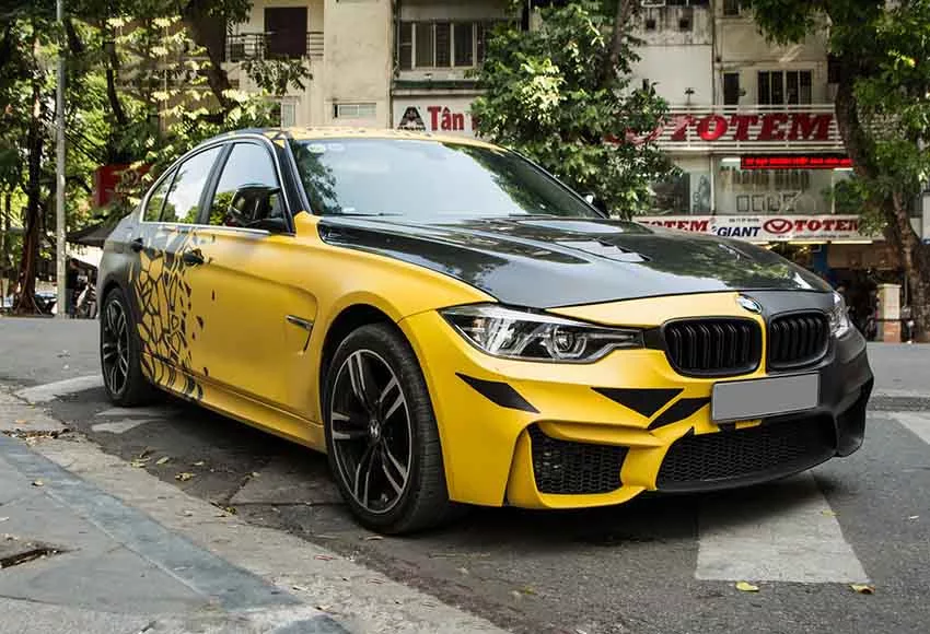 DÁN DECAL XE HƠI CÓ BỊ XỬ PHẠT HAY KHÔNG?