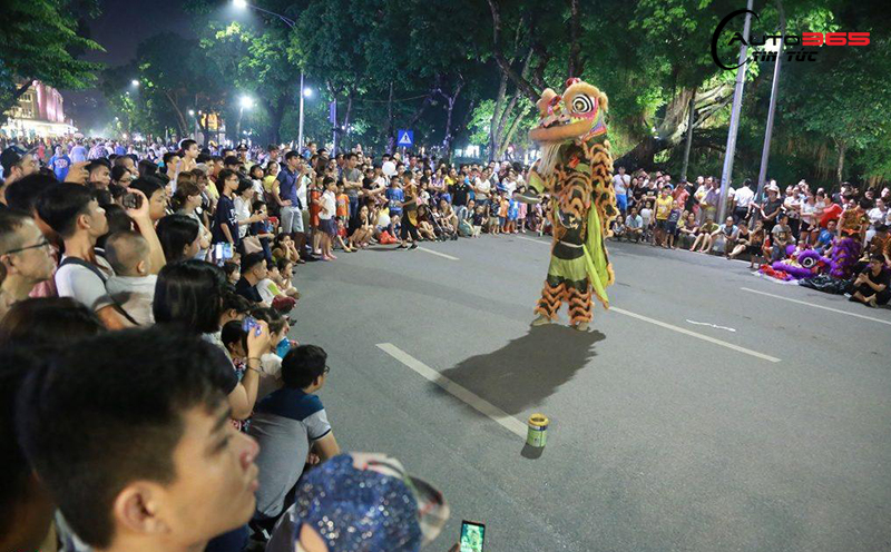 Phố đi bộ Hà Nội ( Hồ Gươm)