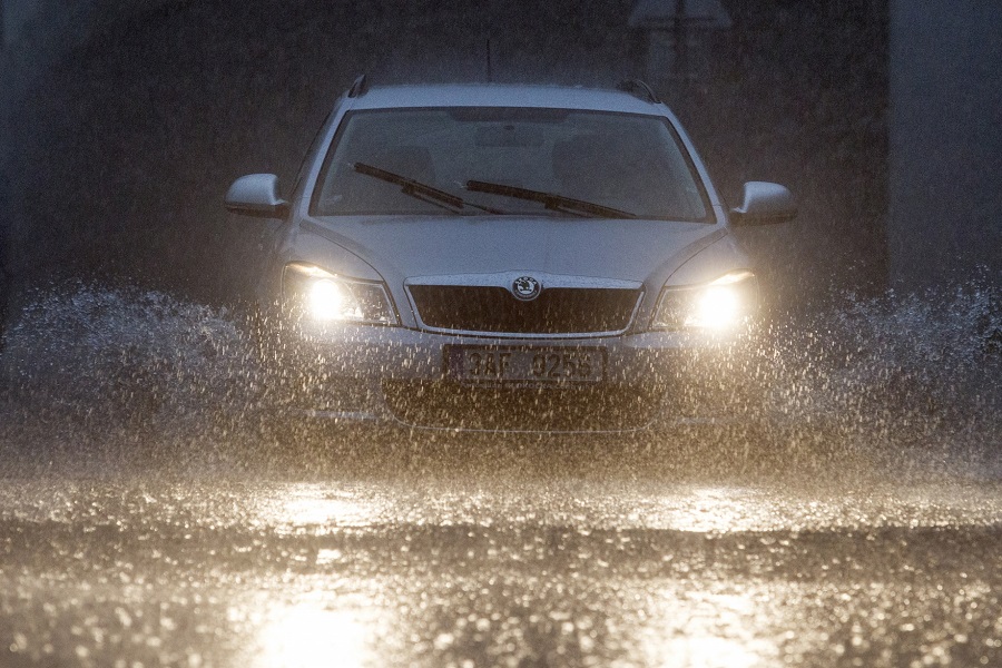 Bật đèn cảnh báo và đèn ô tô