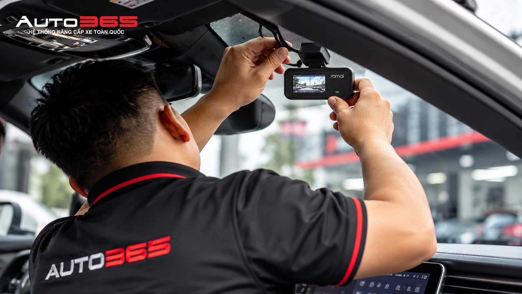 Kỹ thuật viên Auto365 thi công camera 70mai thực tế