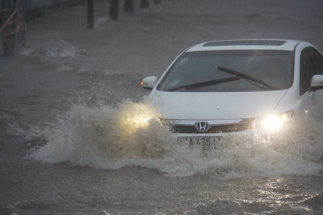 Đèn pha bị hở di chuyển trời dưới mưa dễ bị hấp hơi