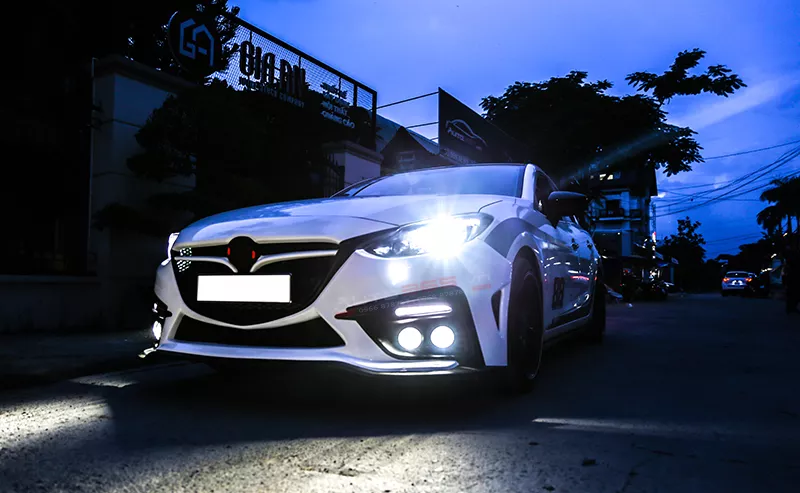 Mazda 3 trắng đẳng cấp hơn khi độ đèn gầm 4 bi lens xanh cực mới.