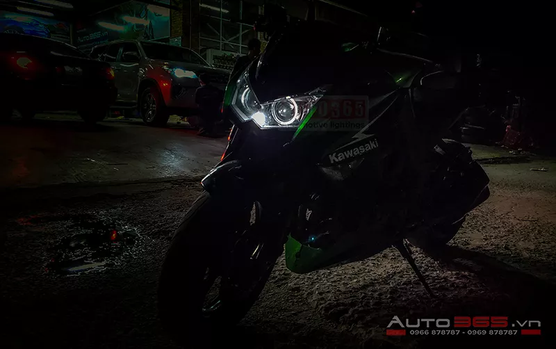 Kawasaki Z1000 độ đèn bi xenon tăng sáng cho xe phá nát màn đêm