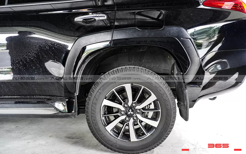 Ốp cua lốp Mitsubishi Pajero Sport - Hình 1