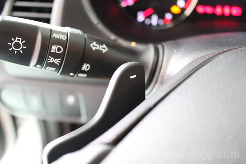 Lẫy chuyển số vô lăng xe hơi Toyota - Hình 1