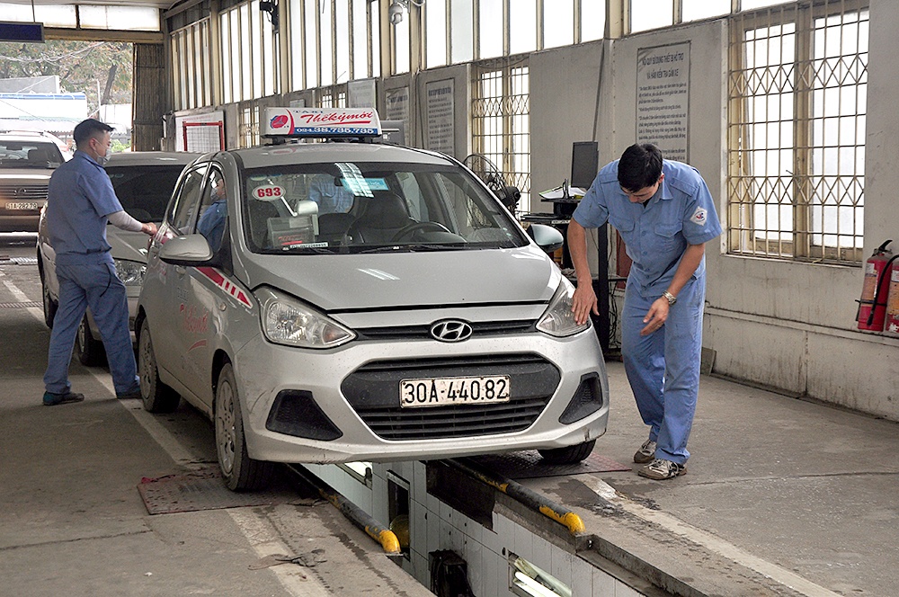 Nhân viên cục đăng kiểm tiến hành kiểm tra xe đăng kiểm