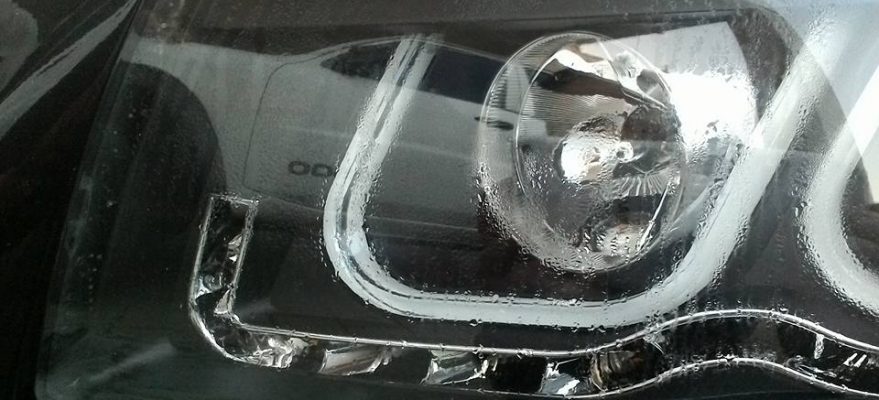 NGUYÊN NHÂN ĐÈN Ô TÔ BỊ HẤP HƠI NƯỚC VÀ CÁCH XỬ LÝ