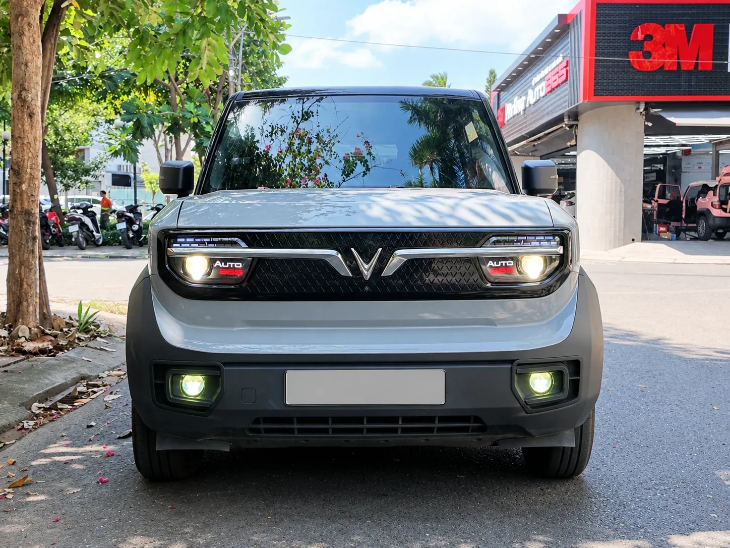 VinFast VF3 lắp bi gầm GTR G1 Turbo V2 tại Auto365, bật đèn nhìn trực diện