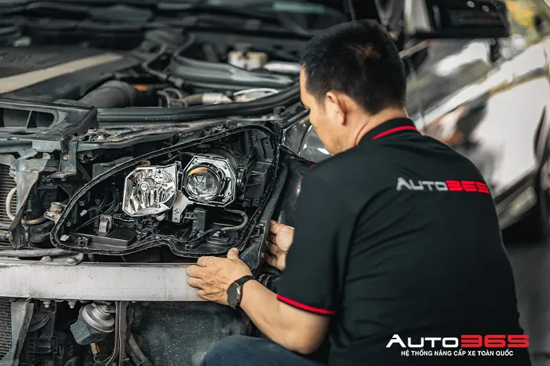 Kỹ thuật viên Auto365 kiểm tra cụm đèn pha đã mở trước khi lắp bi LED