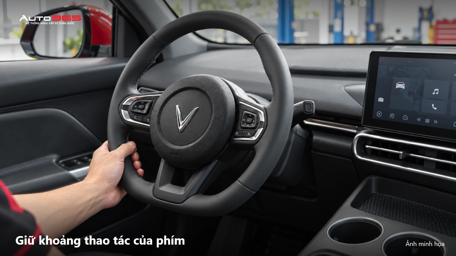 Source-based mockup kiểm mép hoàn thiện vành VF MPV 7 gần chấu và phím, không bọc lên trung tâm túi khí.