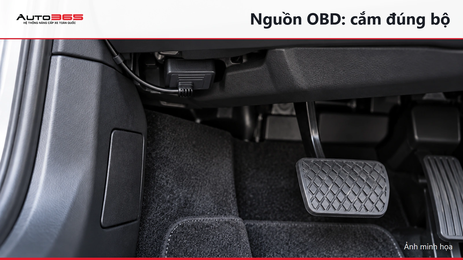 Source-based mockup minh họa bộ nguồn OBD tại chân người lái; cảnh mô phỏng trên Mazda CX-8; không phải ảnh thi công thực tế.