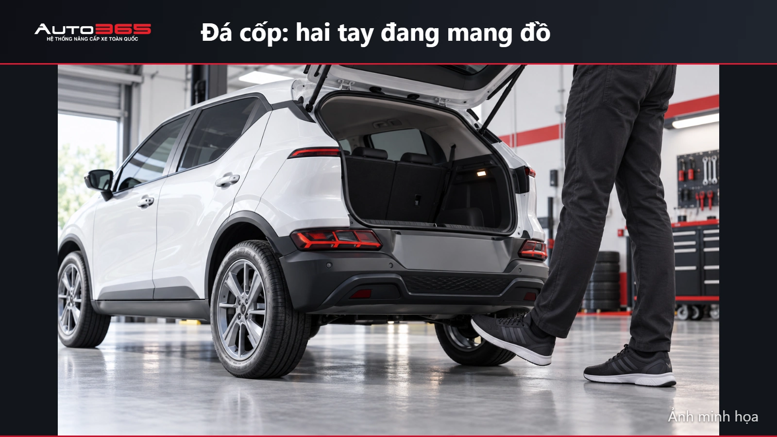 Ảnh minh họa thao tác đá chân dưới cản sau Herio Green khi dùng cảm biến mở cốp tùy chọn