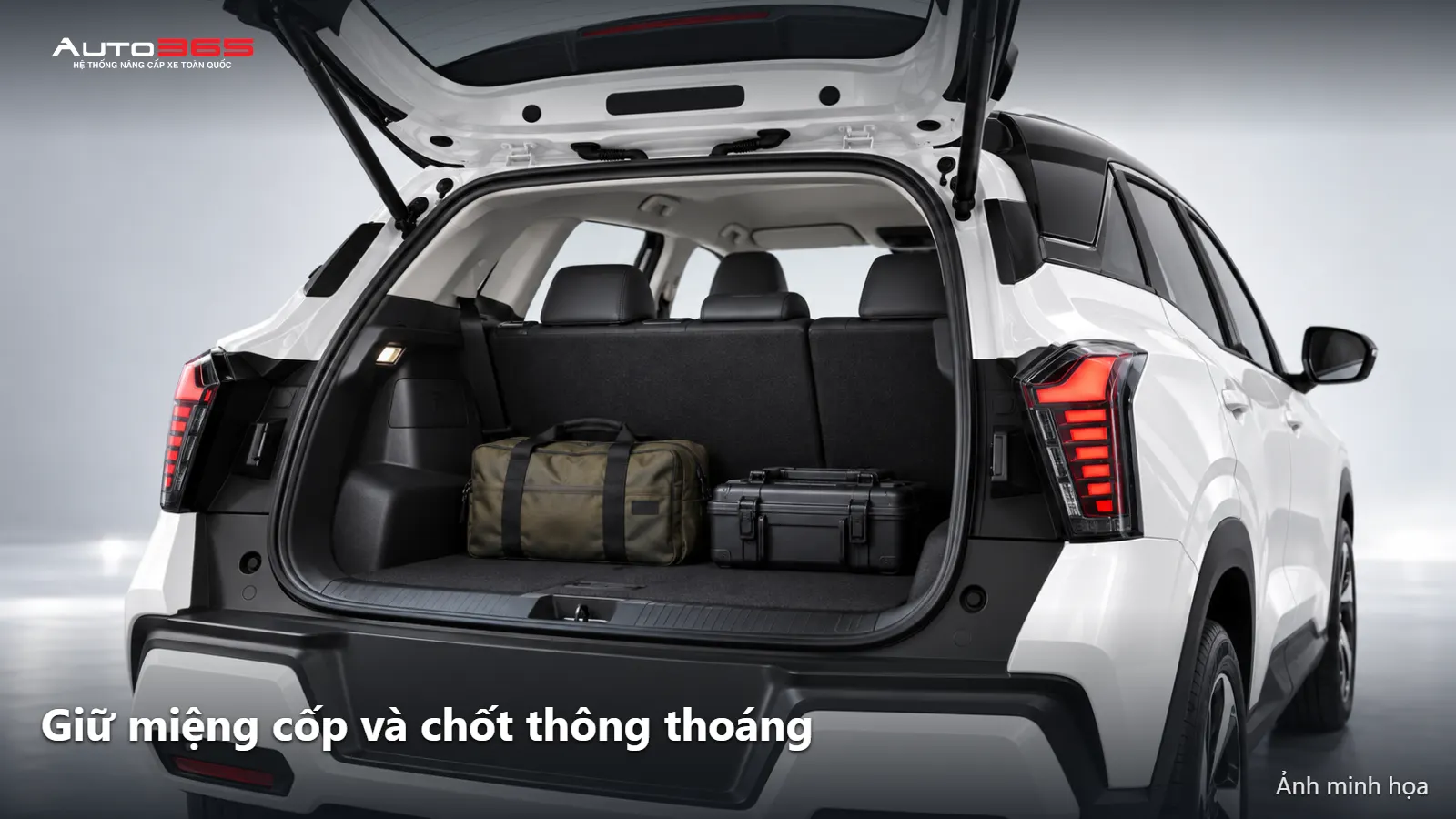 Source-based mockup miệng cốp Xforce với chốt, gioăng và hành lý không chắn đường đóng cửa