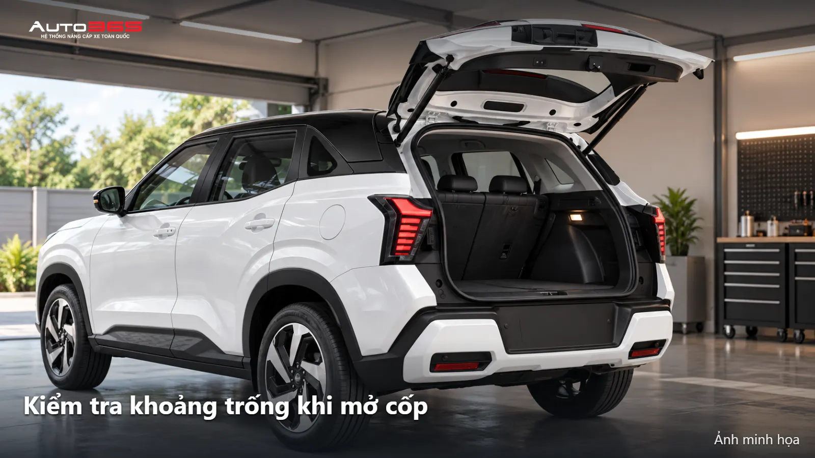 Source-based mockup Xforce nhìn chéo phía sau với cốp mở, minh họa kiểm tra khoảng trống và độ cao sử dụng
