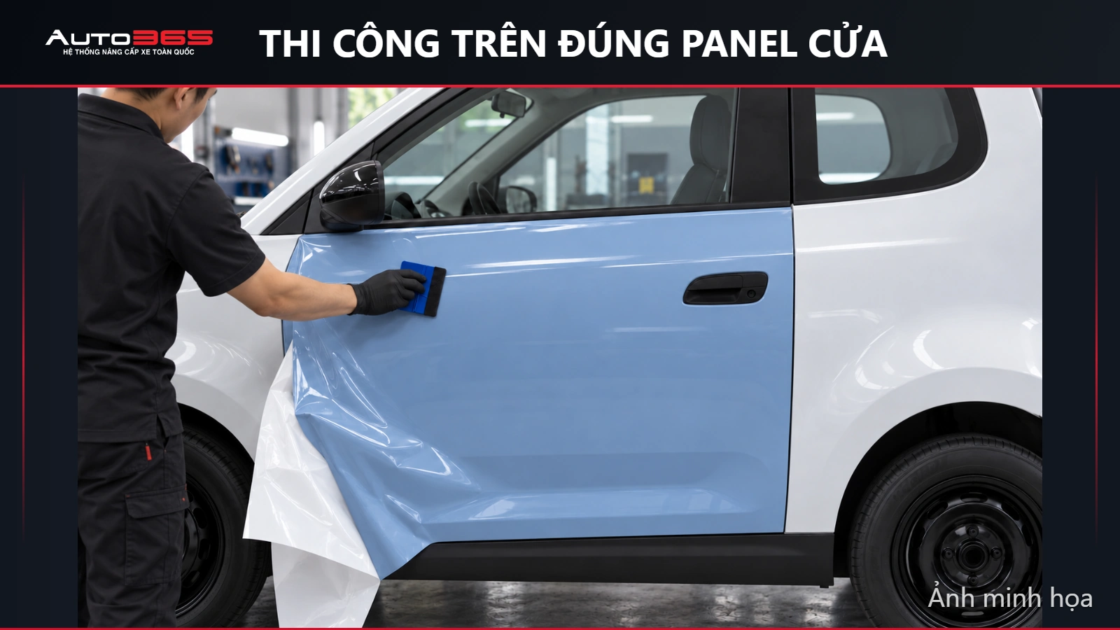 Ảnh minh họa mô phỏng kỹ thuật viên đứng nghiêng, dùng tay đeo găng cầm gạt miết wrap trên cửa Minio Green.