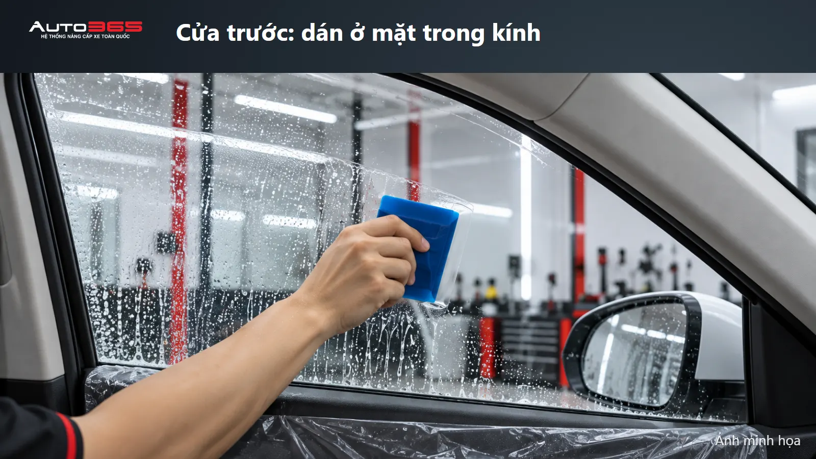Ảnh minh họa nhìn từ cabin kỹ thuật viên gạt phim trên mặt trong kính cửa trước BYD Sealion 5