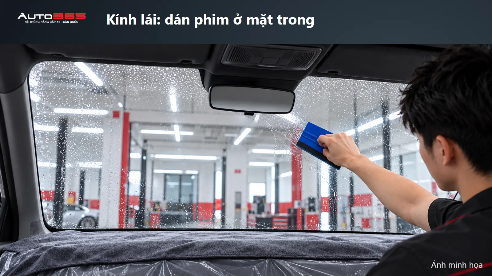 Ảnh minh họa kỹ thuật viên trong cabin dán và gạt phim ở mặt trong kính lái BYD Sealion 5