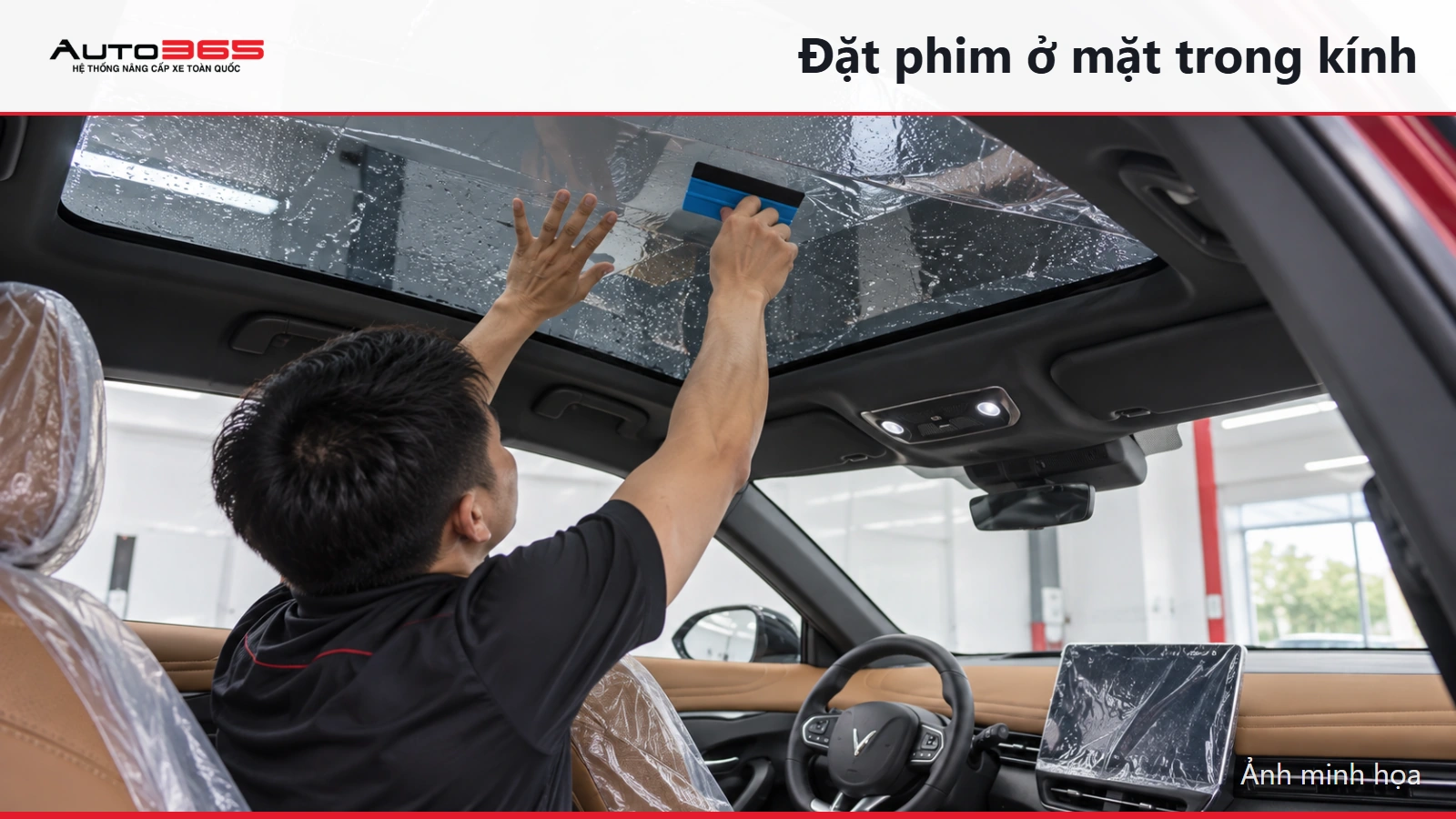 Ảnh minh họa mô phỏng ép phim ô tô ở mặt trong kính panorama VF7 bằng dụng cụ thi công