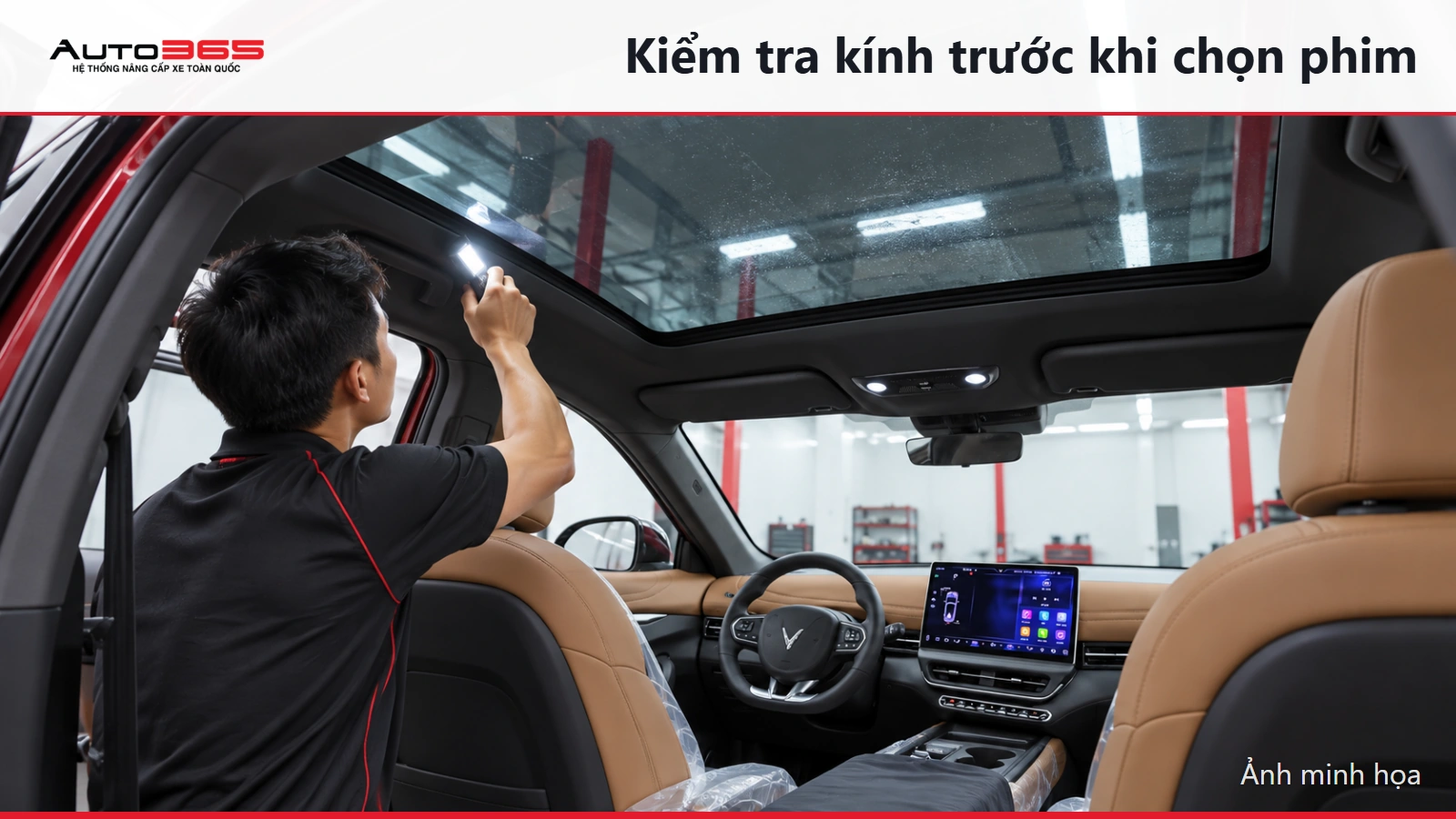 Ảnh minh họa mô phỏng kỹ thuật viên kiểm tra mặt trong cửa sổ trời VF7 từ xe tham khảo