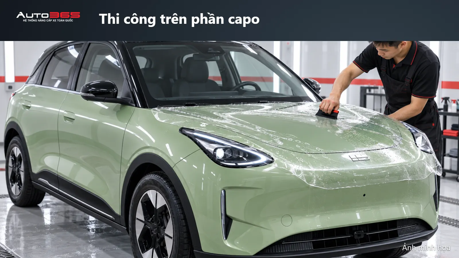 Source-based mockup dán PPF trên capo EX2 xanh trong phòng thi công sạch, kỹ thuật viên gạt phim