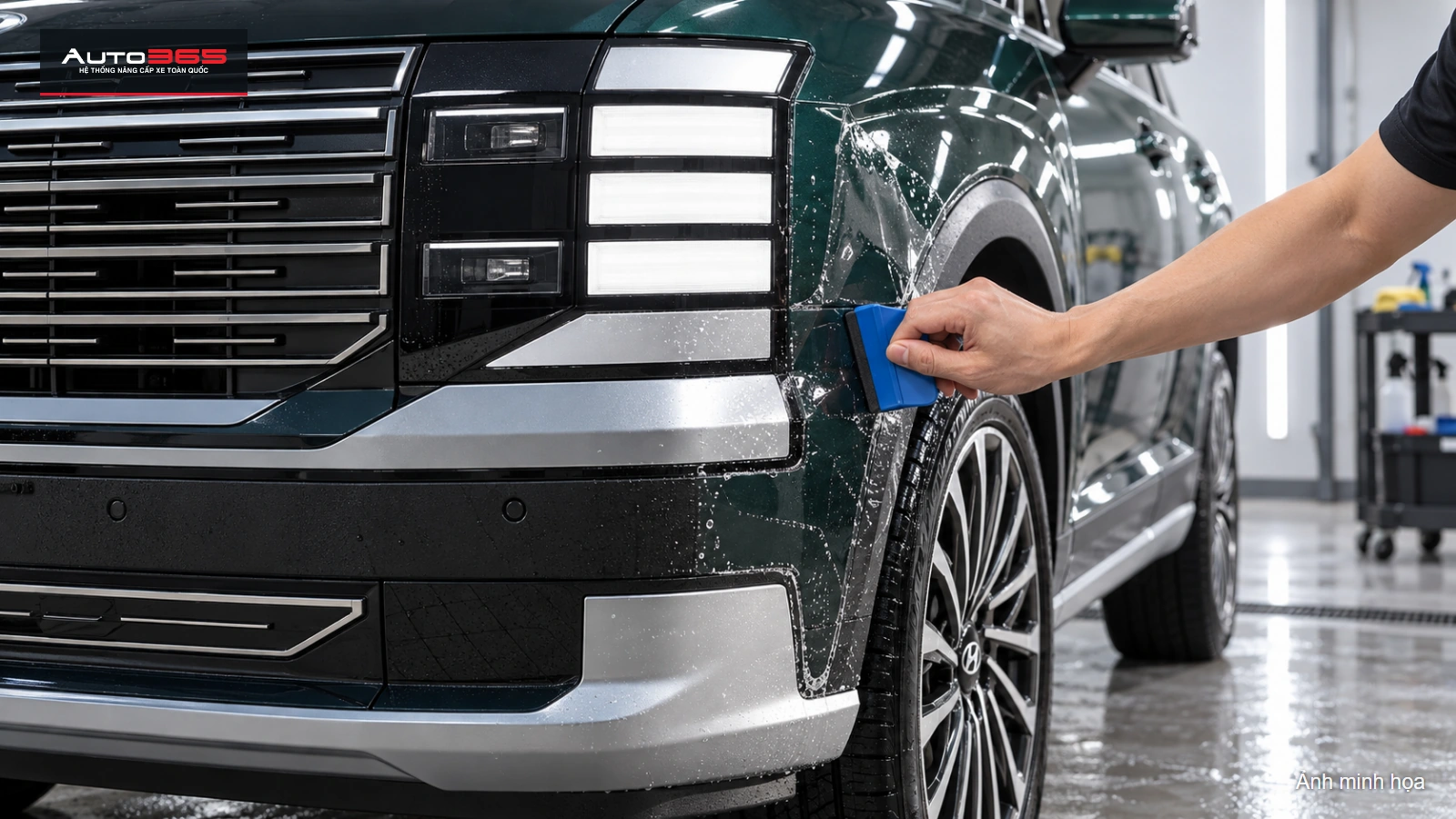 Mô phỏng PPF ở vùng sơn góc cản trước Palisade Hybrid, tách khỏi đèn và nhựa sần.