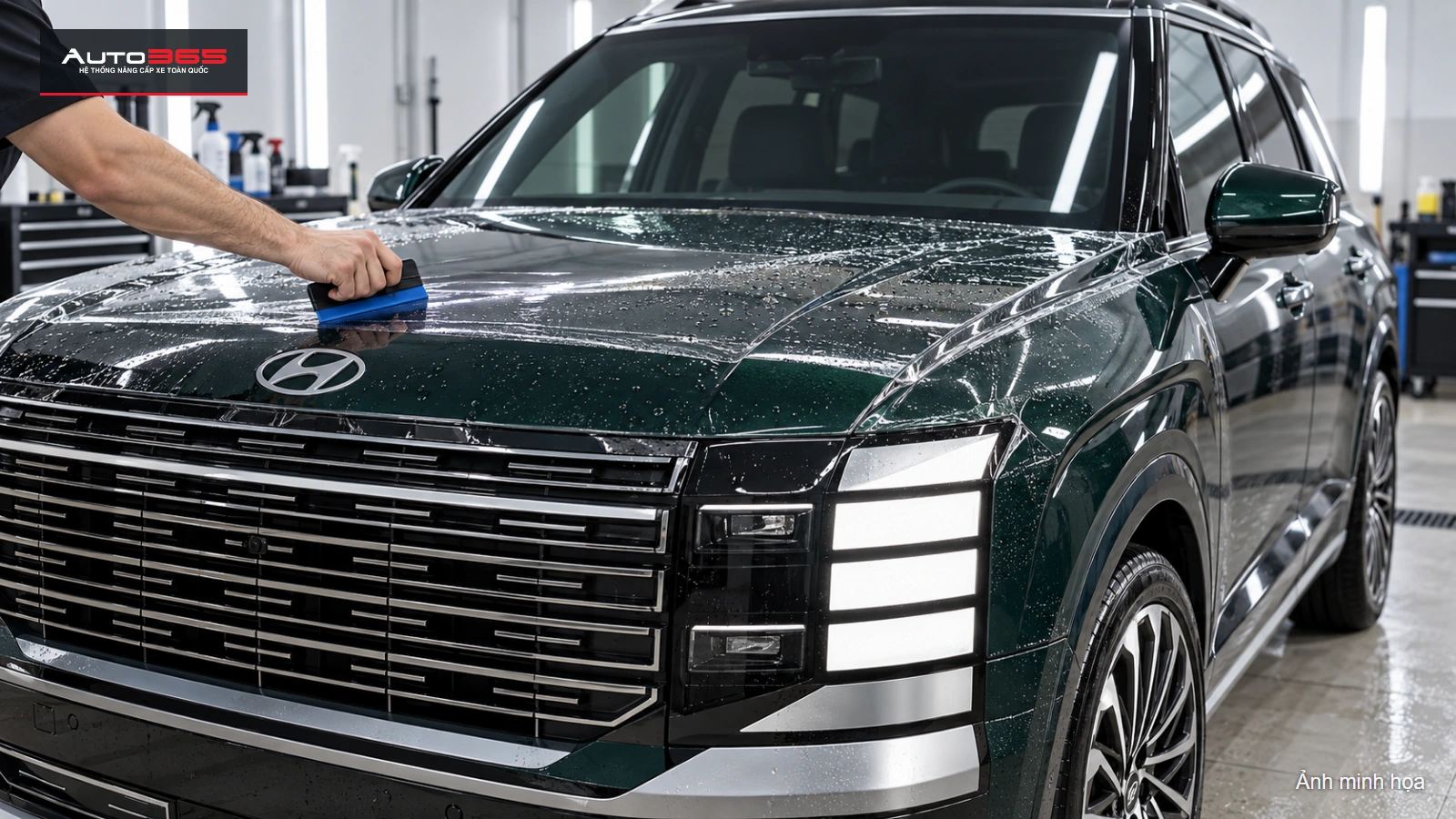 Mô phỏng gạt PPF trong suốt trên capo Palisade Hybrid tại khu vực thi công sạch.