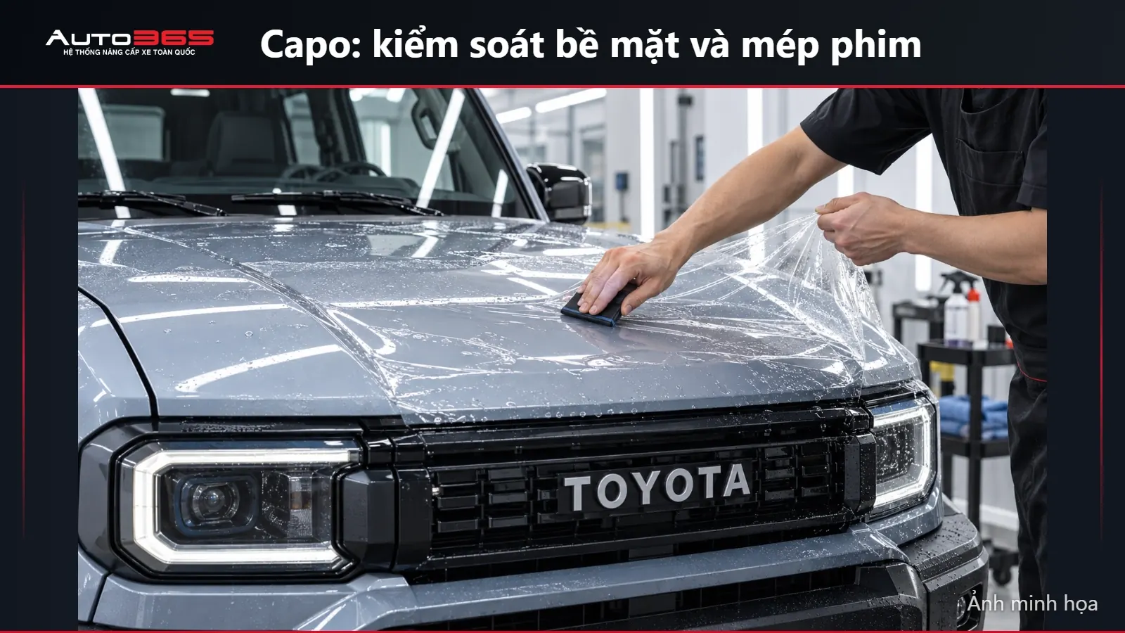 Source-based mockup kỹ thuật viên dán PPF trong suốt trên capo Land Cruiser FJ trong phòng thi công sạch