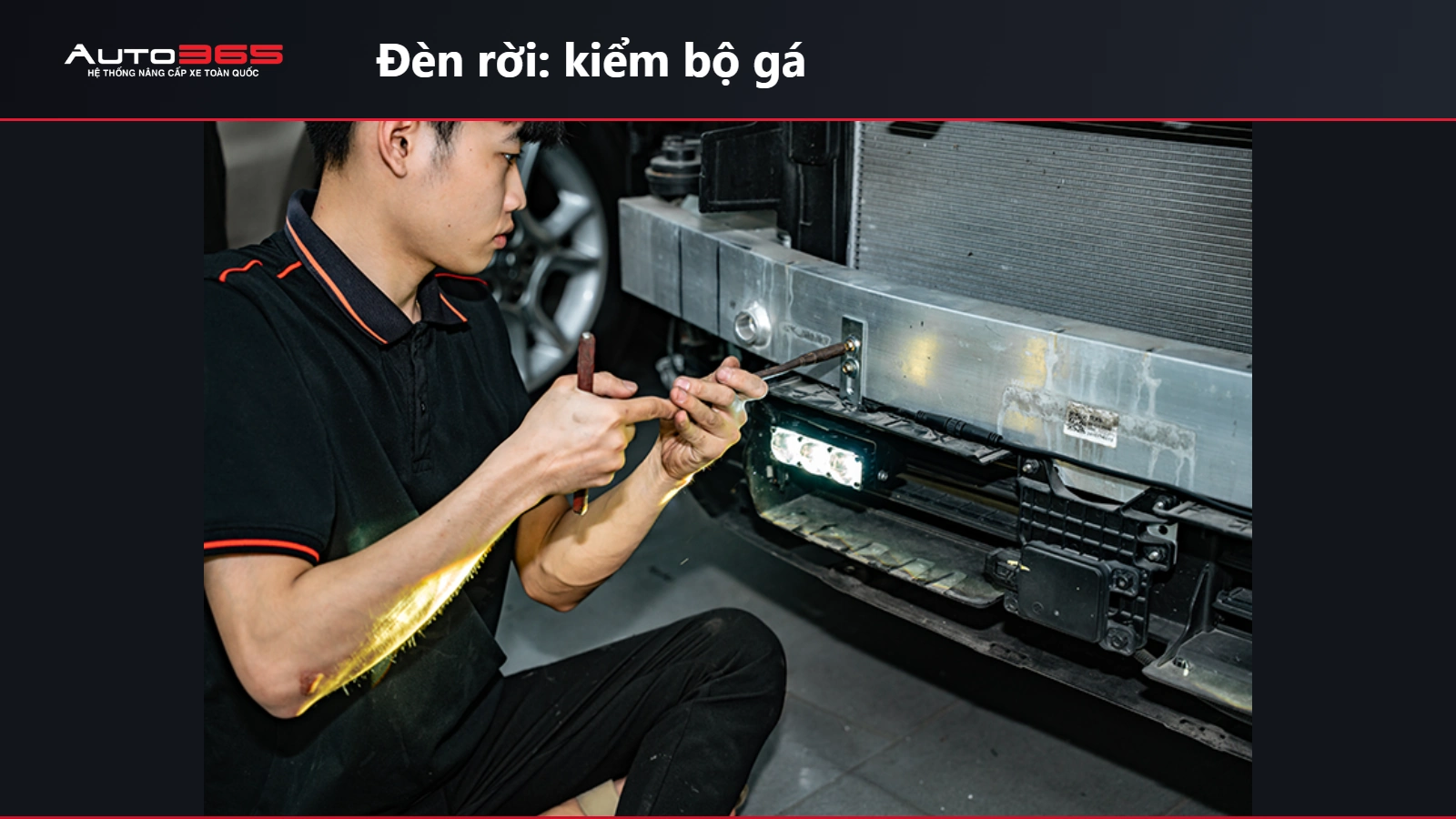 Ảnh thật kỹ thuật viên Auto365 cố định pát đèn trên Santa Fe 2025 Calligraphy