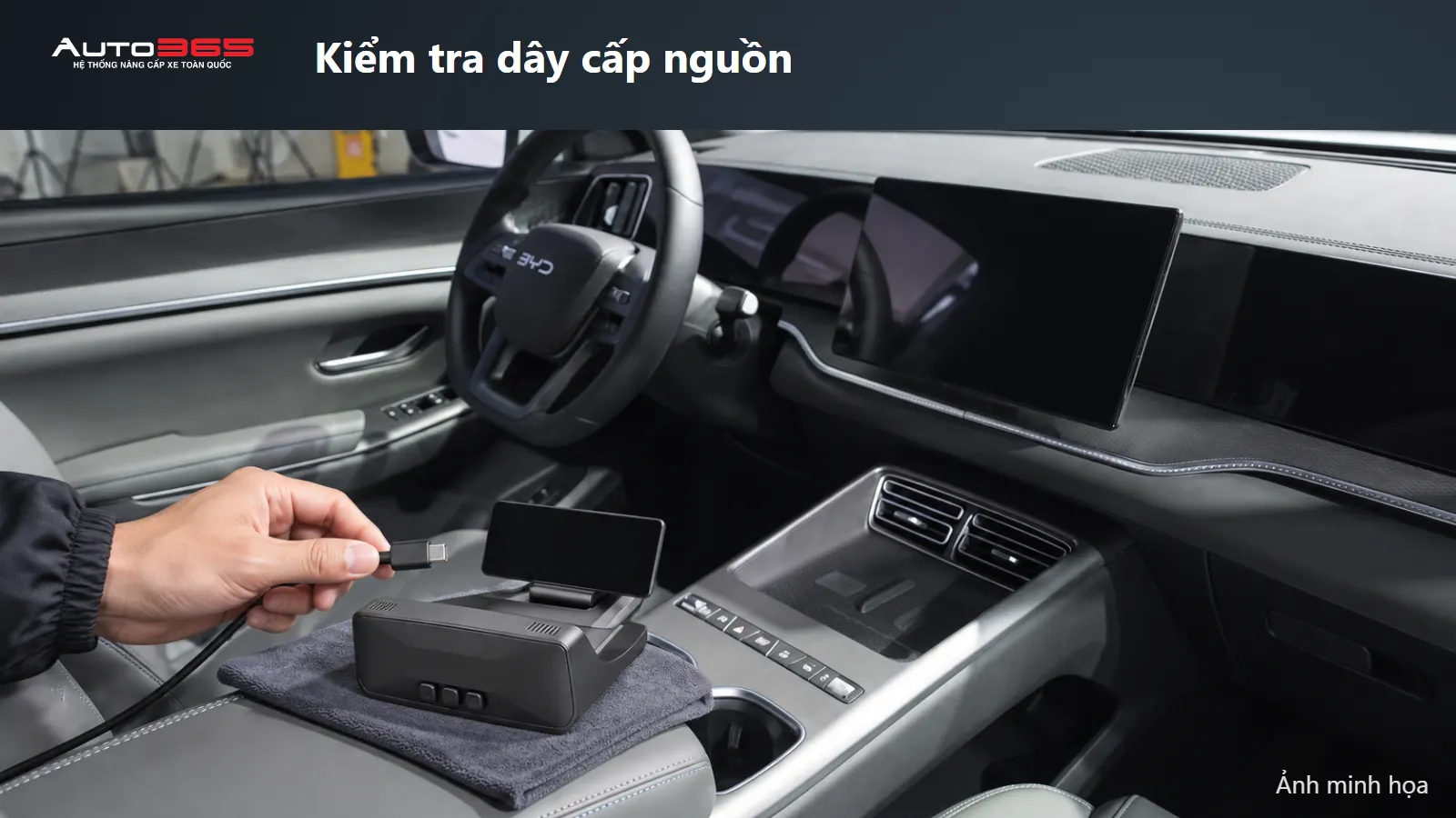 Ảnh minh họa chuẩn bị đầu Type-C và HUD đặt tạm trên khăn ở bệ tỳ tay trong Sealion 5
