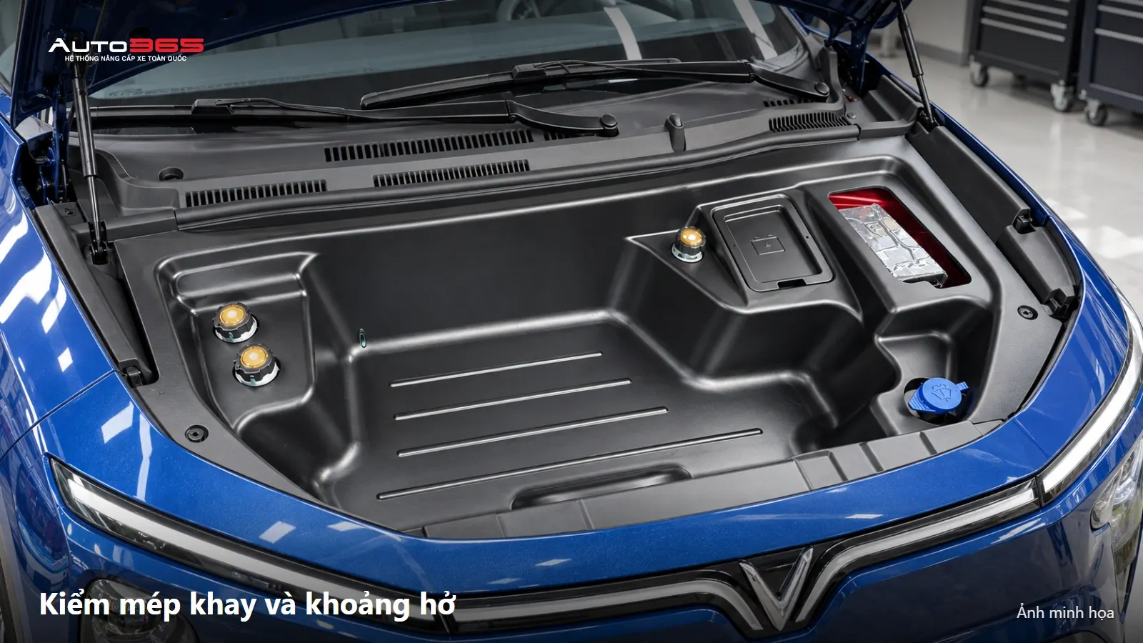 Source-based mockup góc chéo khay cốp trước VF MPV7, cho thấy mép khay và tương quan với khoang xe.