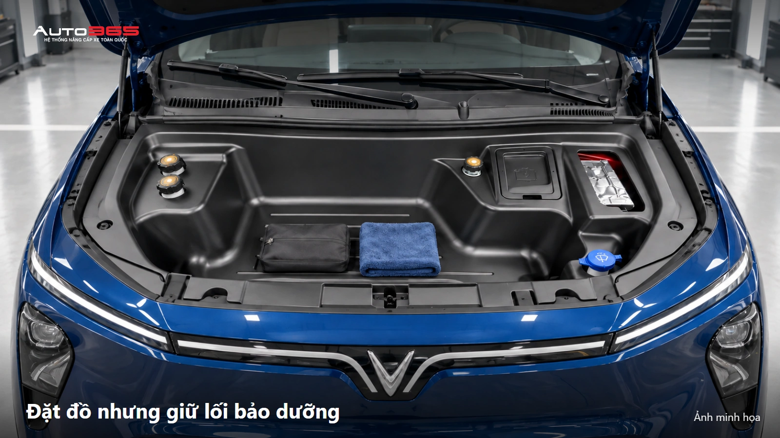 Source-based mockup sử dụng khay cốp trước trên VF MPV7 với đồ nhỏ bố trí không chặn nắp thăm.