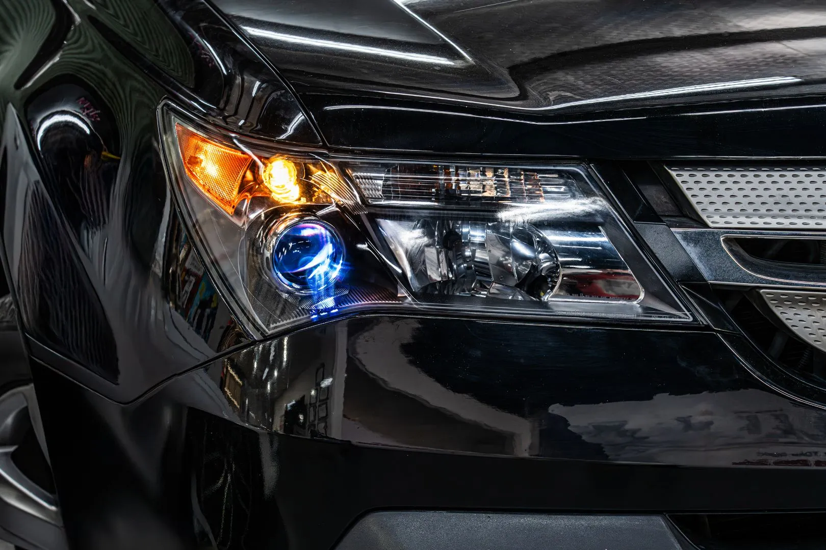 Acura MDX 2008 sau khi hoàn thiện nâng cấp X-Light V20 Base 2025 tại vị trí đèn chính.