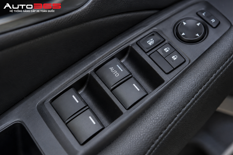 Ảnh minh họa công tắc kính có chế độ AUTO. Ký hiệu AUTO cho biết chế độ một chạm; chức năng chống kẹt cần xác nhận theo trang bị của từng xe