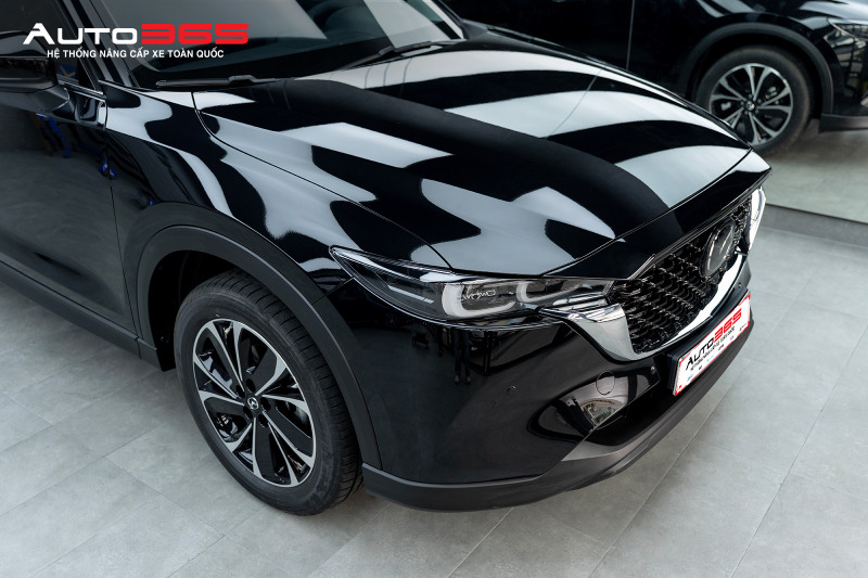 Ảnh minh họa: Ngoại quan xe Mazda CX-5 hoàn thiện dán PPF trong xưởng, bề mặt nắp capo và các đường gân nổi được bảo vệ liền mạch