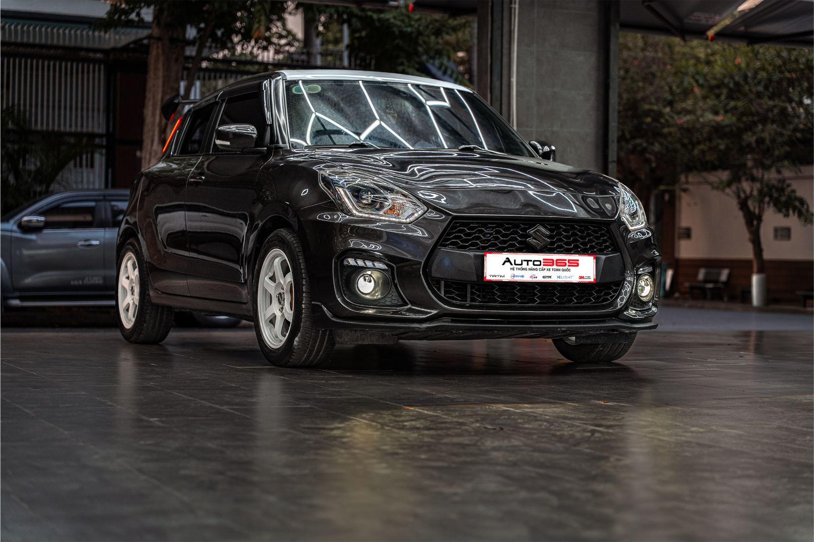 Suzuki Swift sau khi lắp bi gầm AES SV 3.0 Pro tại Auto365.vn - Trụ Sở Chính, góc chụp toàn xe hướng bên phải