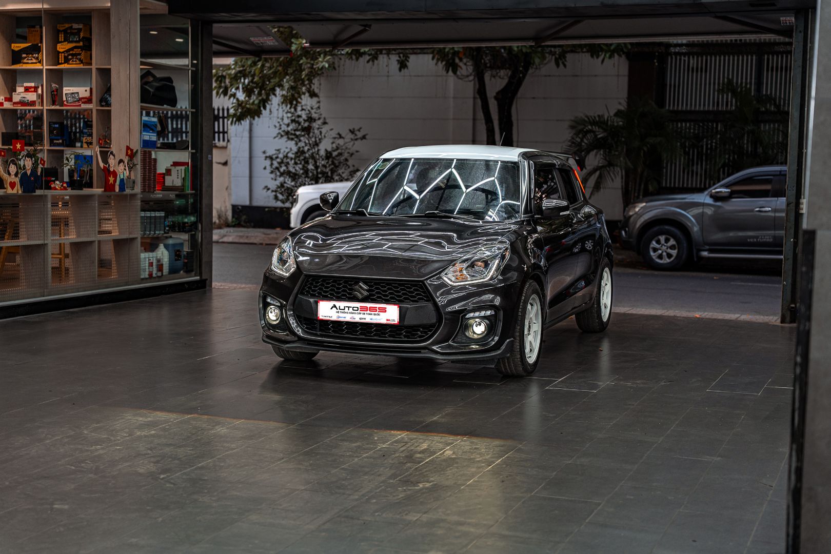 Suzuki Swift sau khi lắp bi gầm AES SV 3.0 Pro tại Auto365.vn - Trụ Sở Chính, góc chụp toàn xe hướng bên trái