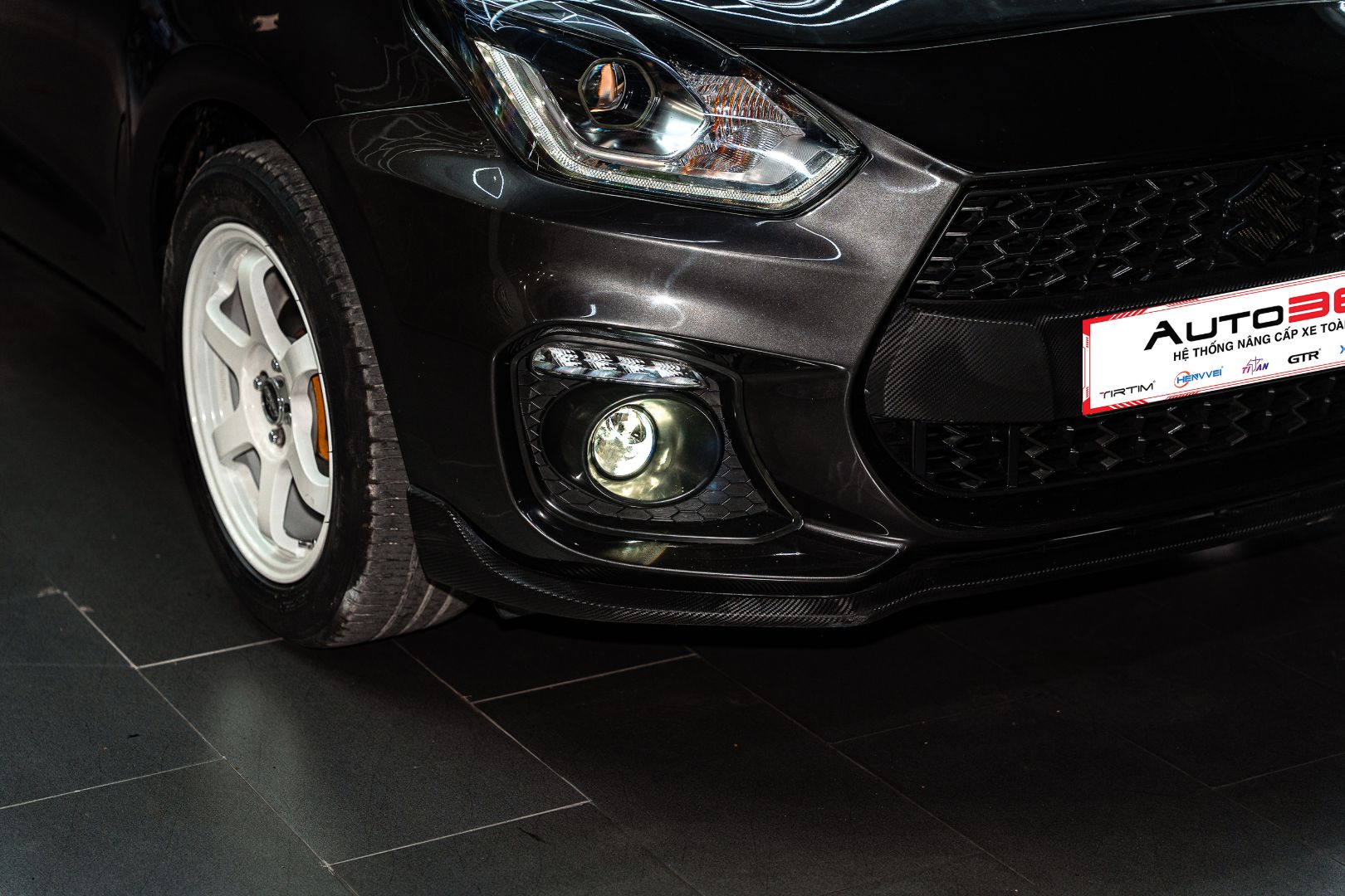 Vị trí hốc đèn gầm góc bên trái trên Suzuki Swift được kiểm tra trước khi lắp AES SV 3.0 Pro