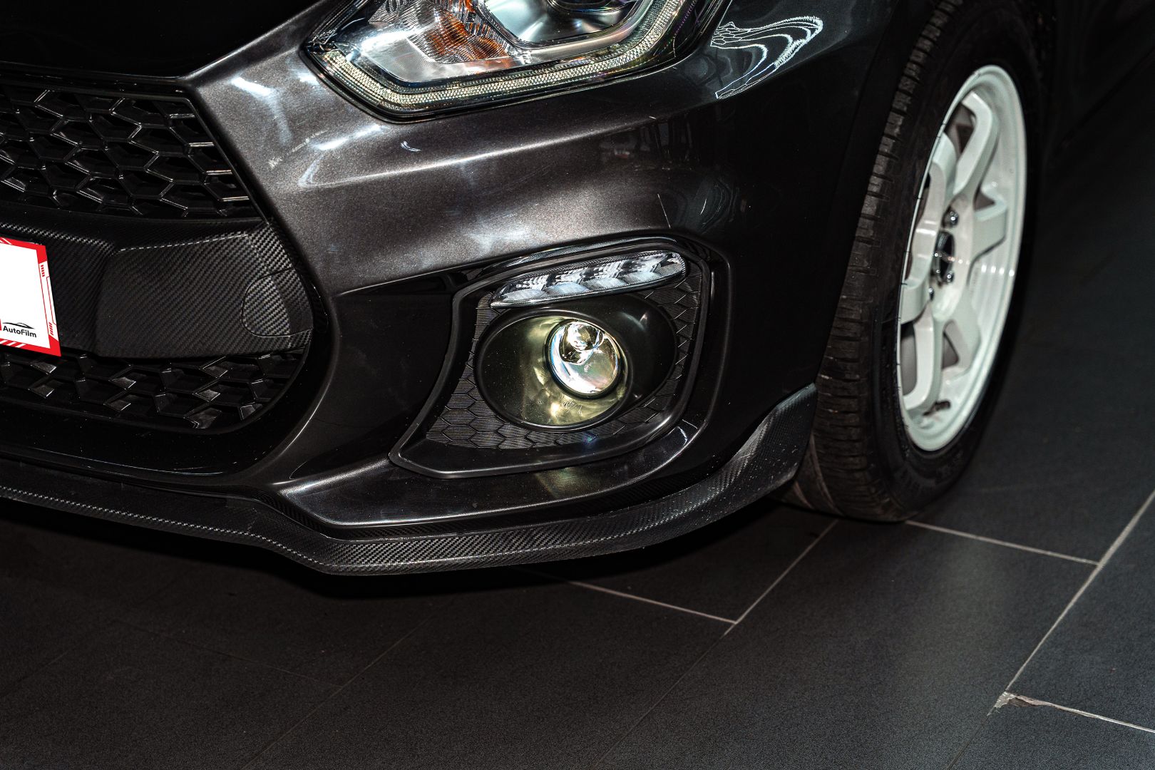 Vị trí hốc đèn gầm góc bên phải trên Suzuki Swift được kiểm tra trước khi lắp AES SV 3.0 Pro