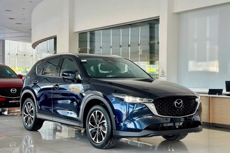 Mazda CX-5 trước khi dán phim cách nhiệt kính lái 3M CR BLK 40 tại Auto365.vn - Trụ Sở Chính