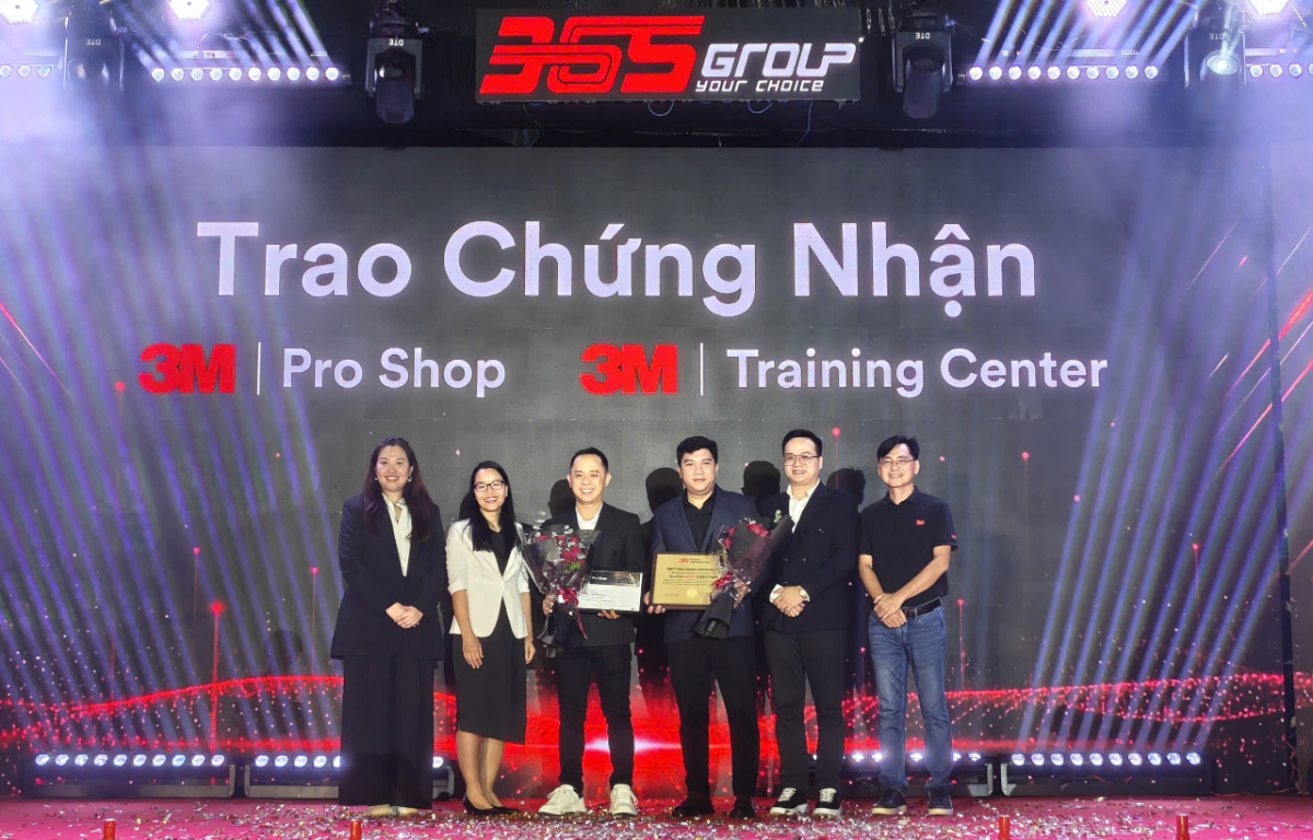 Bà Wimonwan - đại diện kỹ thuật khu vực Nam Á của 3M, cùng đại diện 3M Việt Nam trao ghi nhận 3M Pro Shop &amp;amp; 3M Training Center cho Auto365.vn - Trụ Sở Chính.