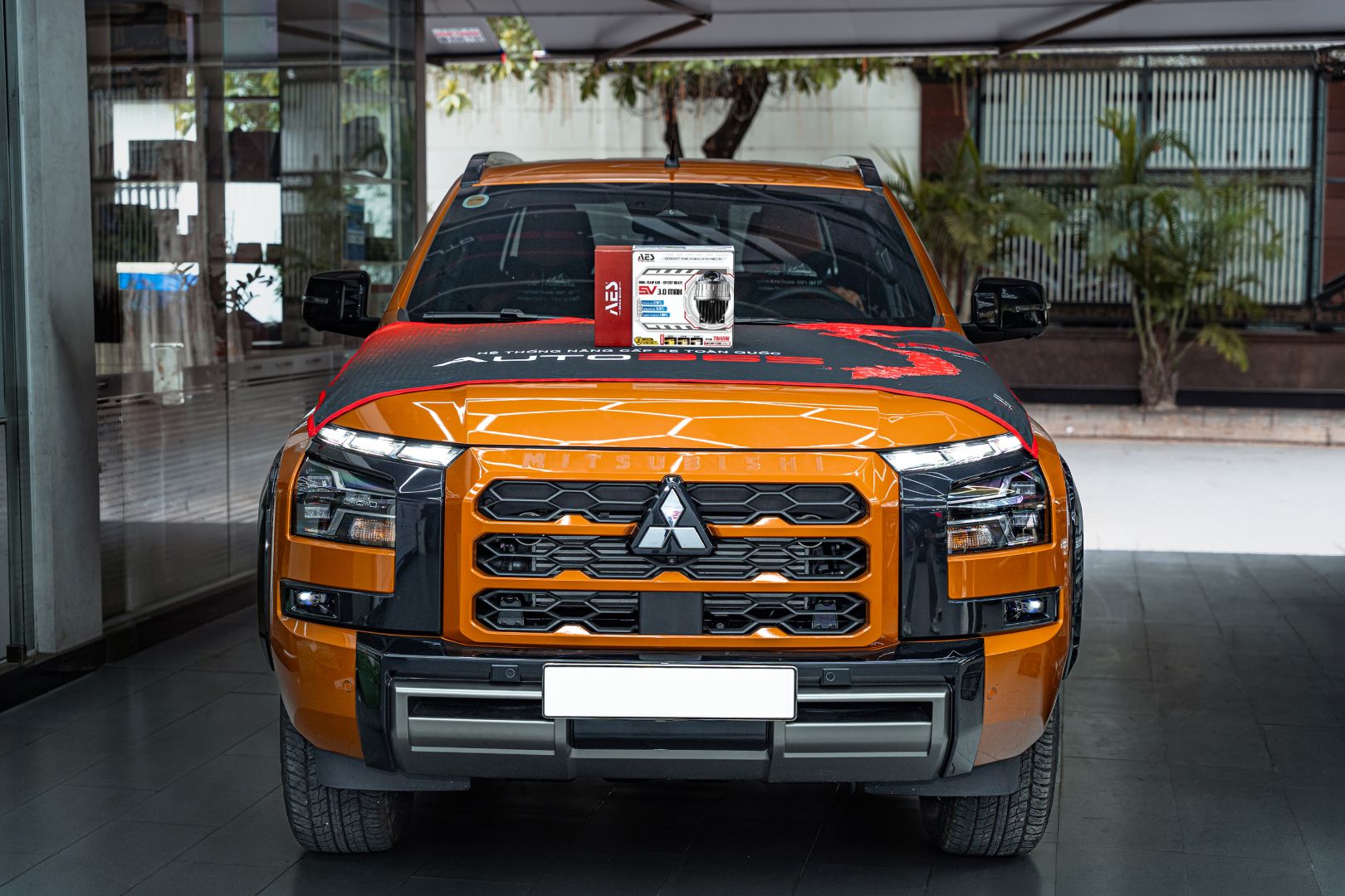 Mitsubishi Triton sau khi lắp bi gầm AES SV 3.0 Max, góc chụp toàn xe