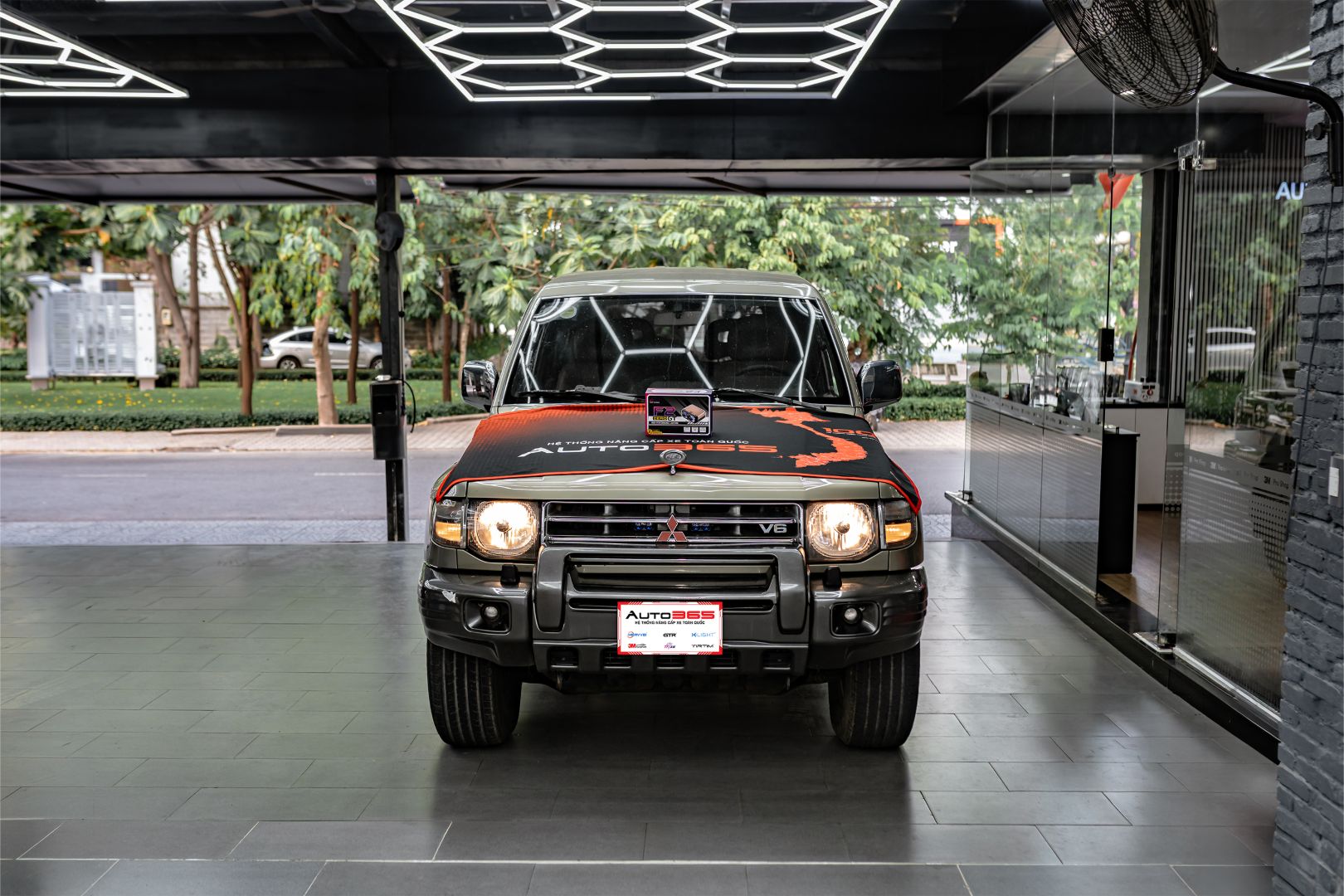 Mitsubishi Pajero nâng cấp đèn trợ sáng F2 Zero GT, góc toàn xe chính diện
