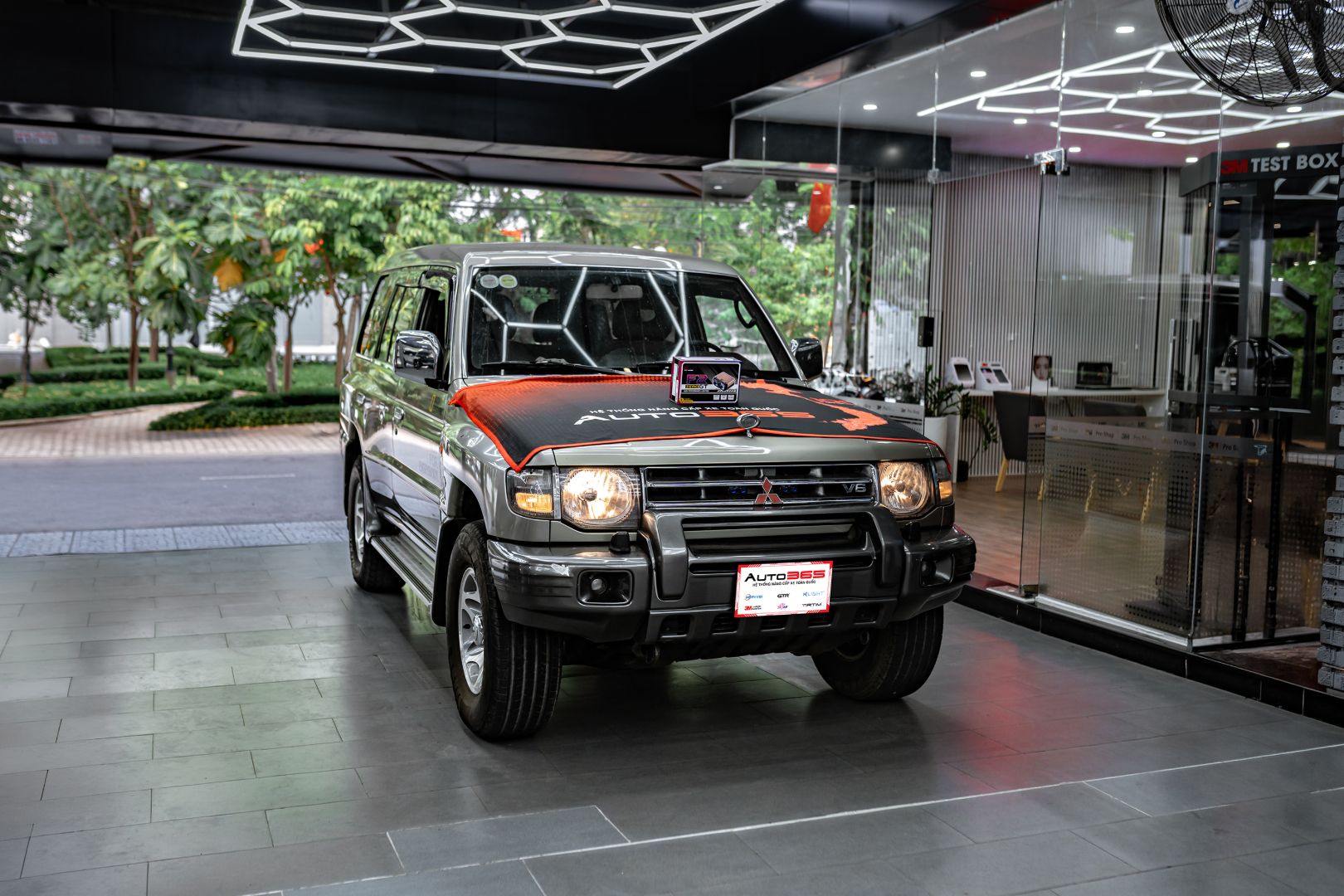 Đèn trợ sáng Titan Moto F2 Zero GT trên Mitsubishi Pajero, góc chụp toàn xe hướng bên trái