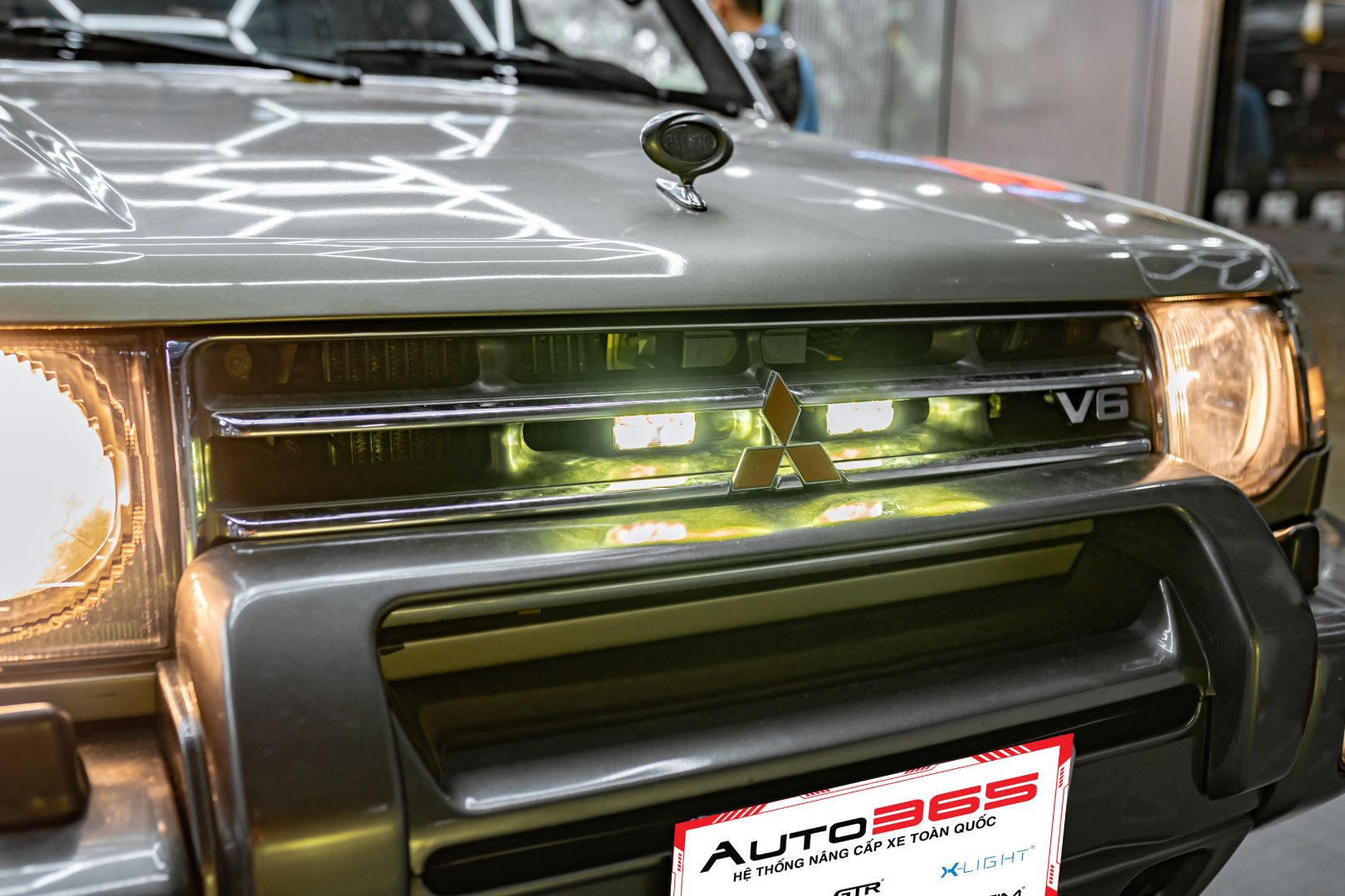 Titan Moto F2 Zero GT trên Mitsubishi Pajero, góc chụp bên trái khi bật đèn