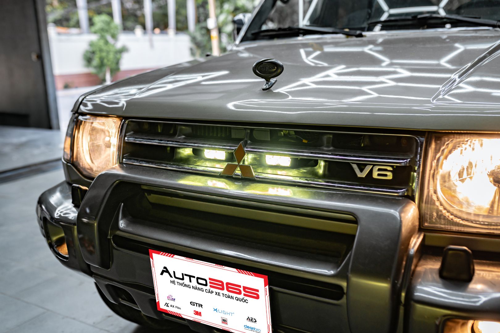 Titan Moto F2 Zero GT trên Mitsubishi Pajero, góc chụp bên phải khi bật đèn